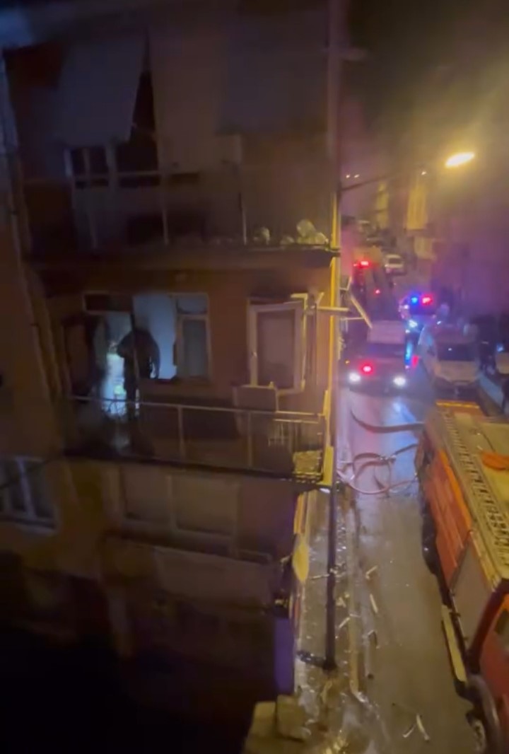 Evin balkonunda çıkan yangın paniğe neden oldu
