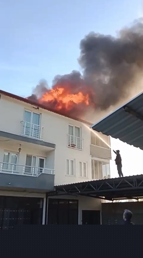 Evin çatısı küle döndü
