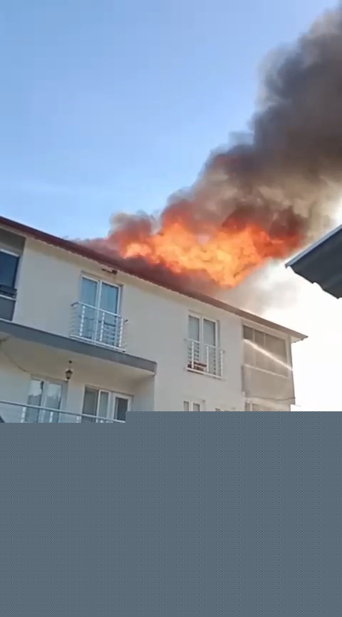 Evin çatısı küle döndü
