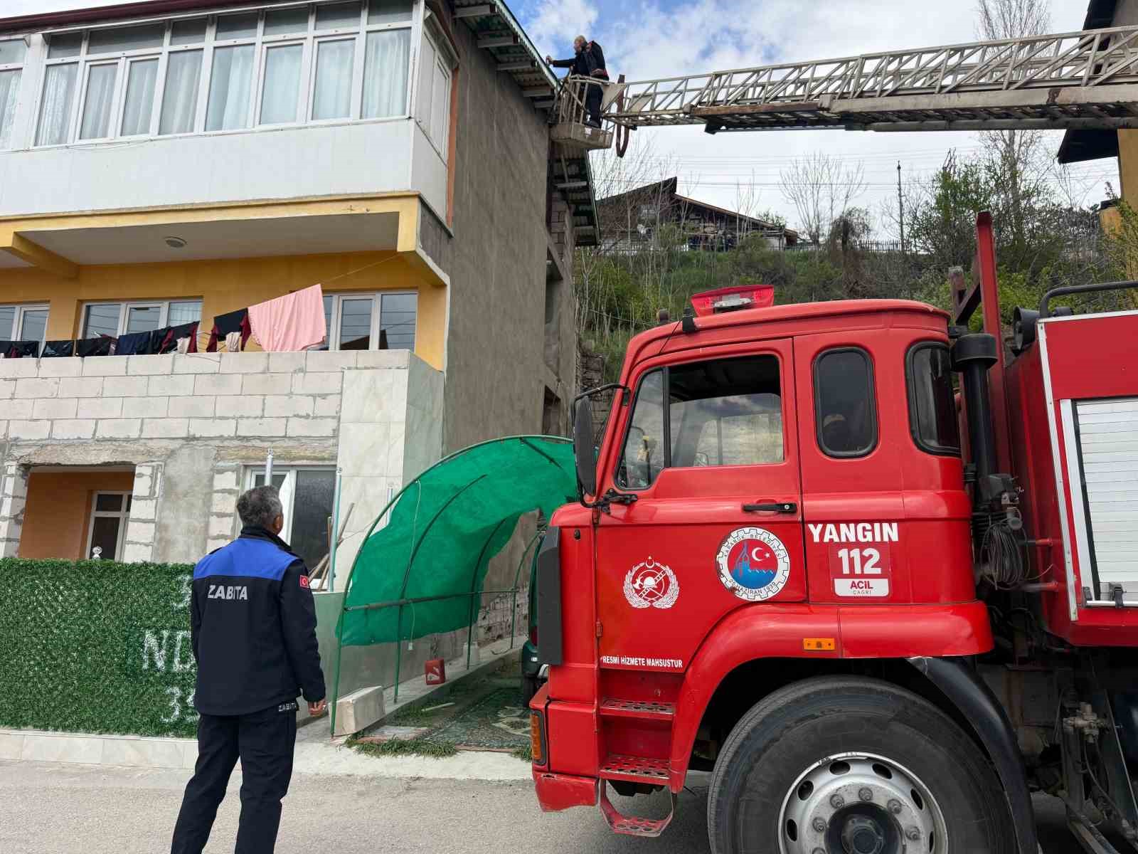 Evin çatısına ve önündeki çitlere yazılan yazılar ekipleri harekete geçirdi
