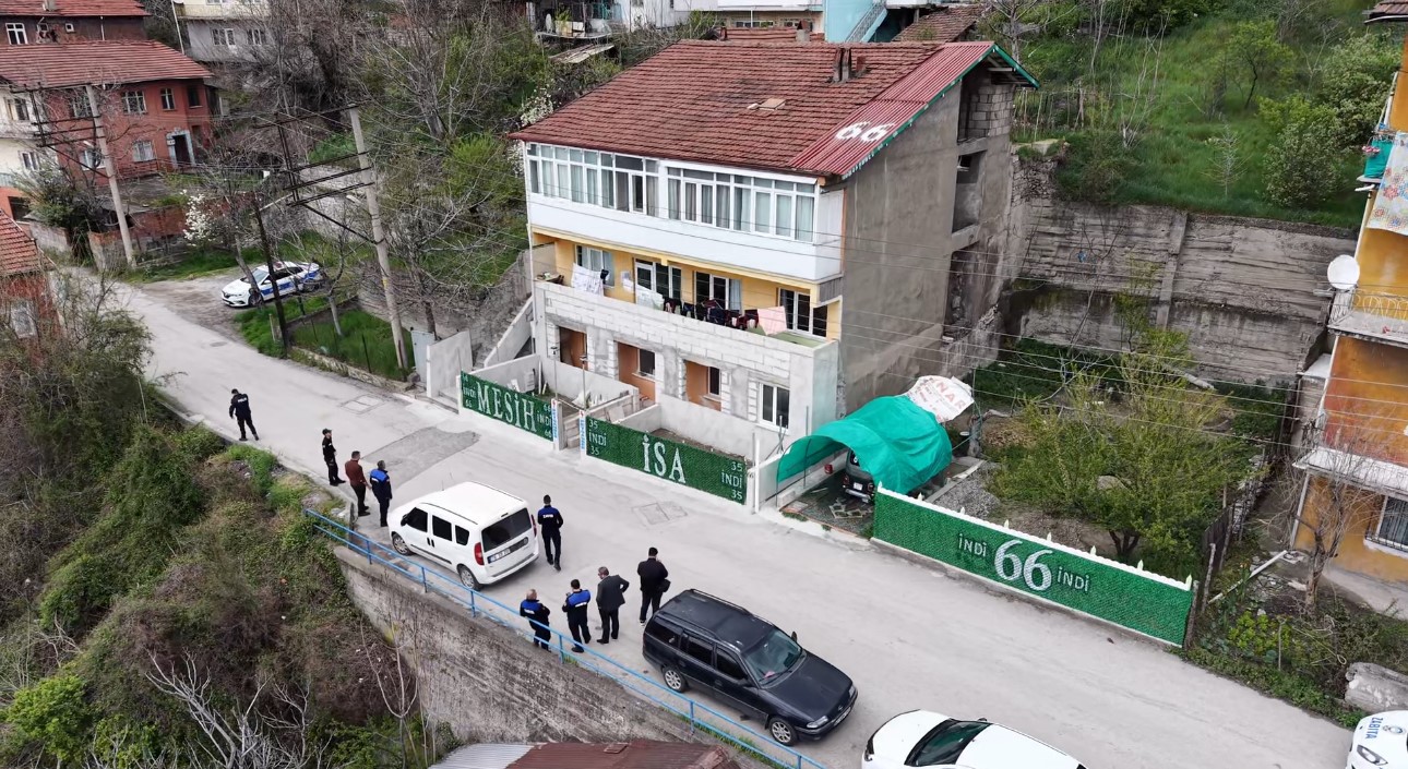 Evin çatısına ve önündeki çitlere yazılan yazılar ekipleri harekete geçirdi
