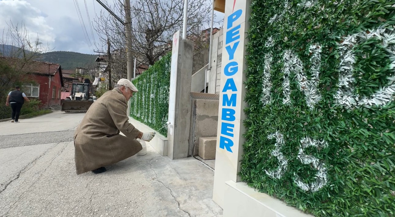 Evin çatısına ve önündeki çitlere yazılan yazılar ekipleri harekete geçirdi
