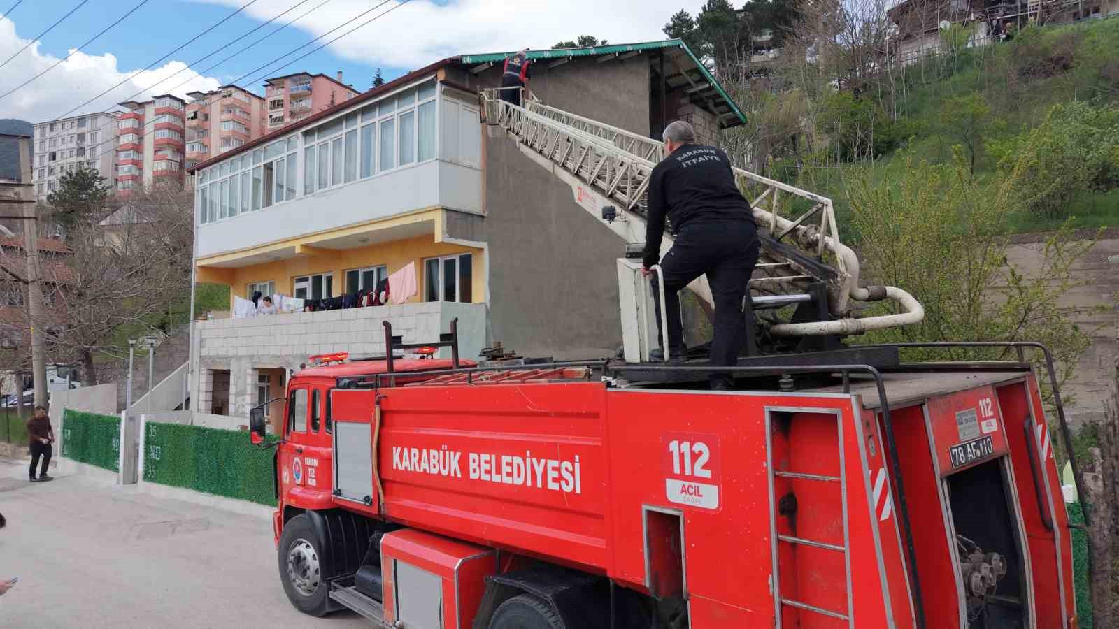 Evin çatısına ve önündeki çitlere yazılan yazılar ekipleri harekete geçirdi

