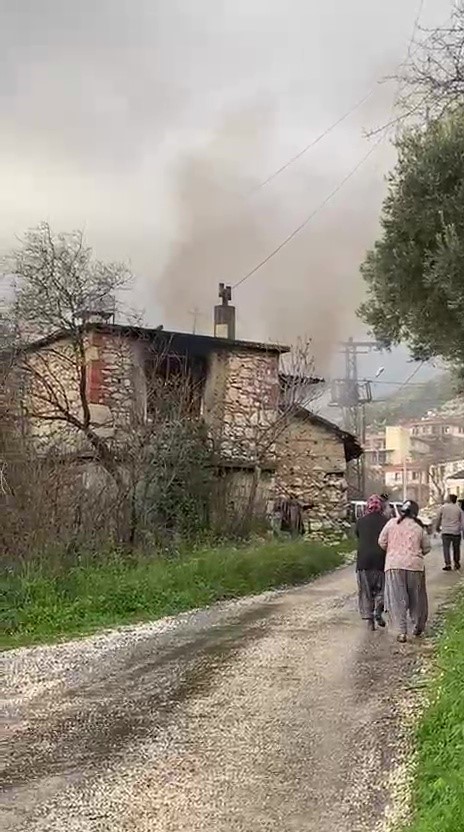 Evinde çıkan yangında ağır yaralanan yaşlı kadın hayatını kaybetti
