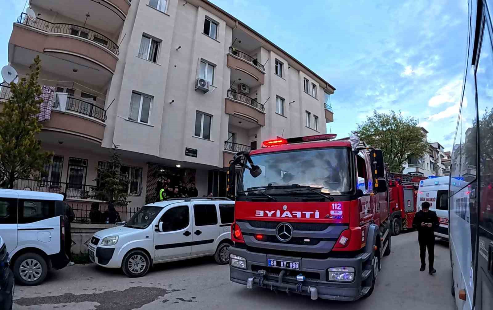 Evinde çıkan yangını söndürmek isterken yanarak can verdi
