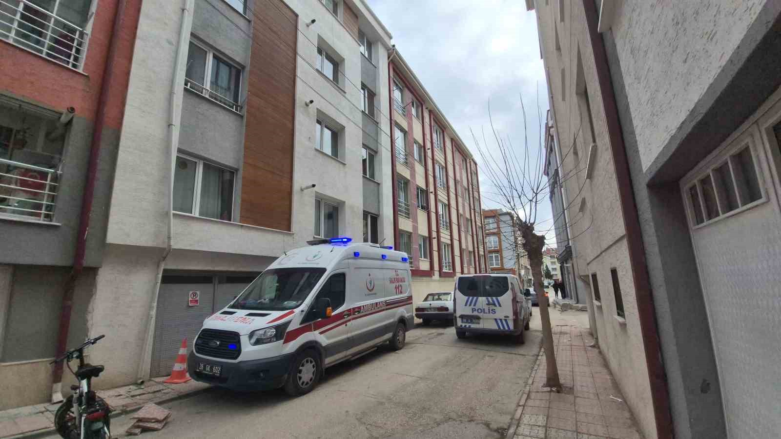 Evinde düşen 86 yaşındaki kadını polis kapıyı kırarak kurtardı
