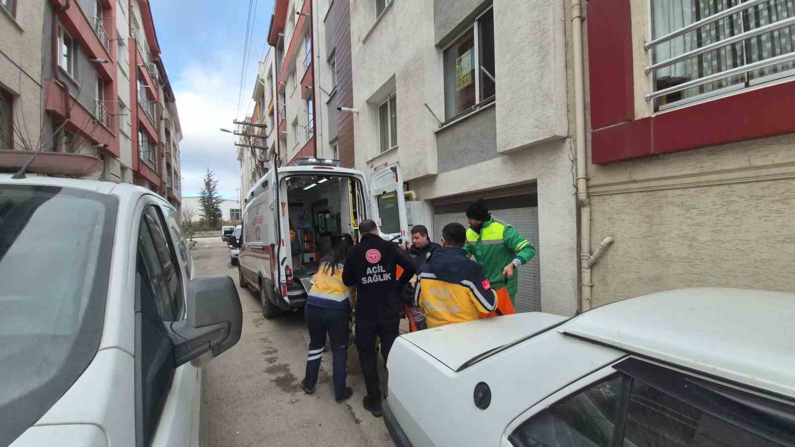 Evinde düşen 86 yaşındaki kadını polis kapıyı kırarak kurtardı
