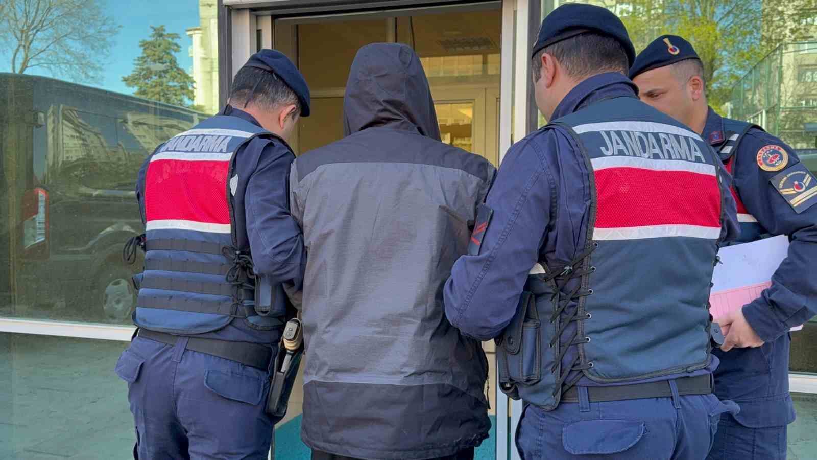 Evinde kokain, uyuşturucu hap ve esrar ele geçti
