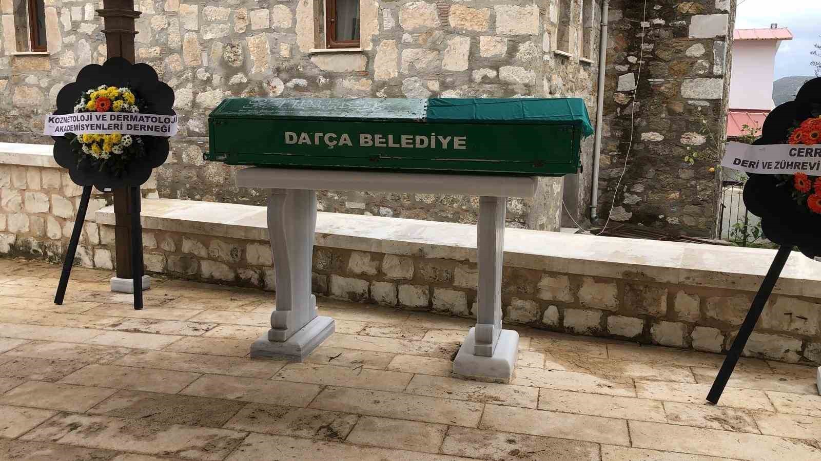 Evinde ölü bulunan Datçalı doktor toprağa verildi
