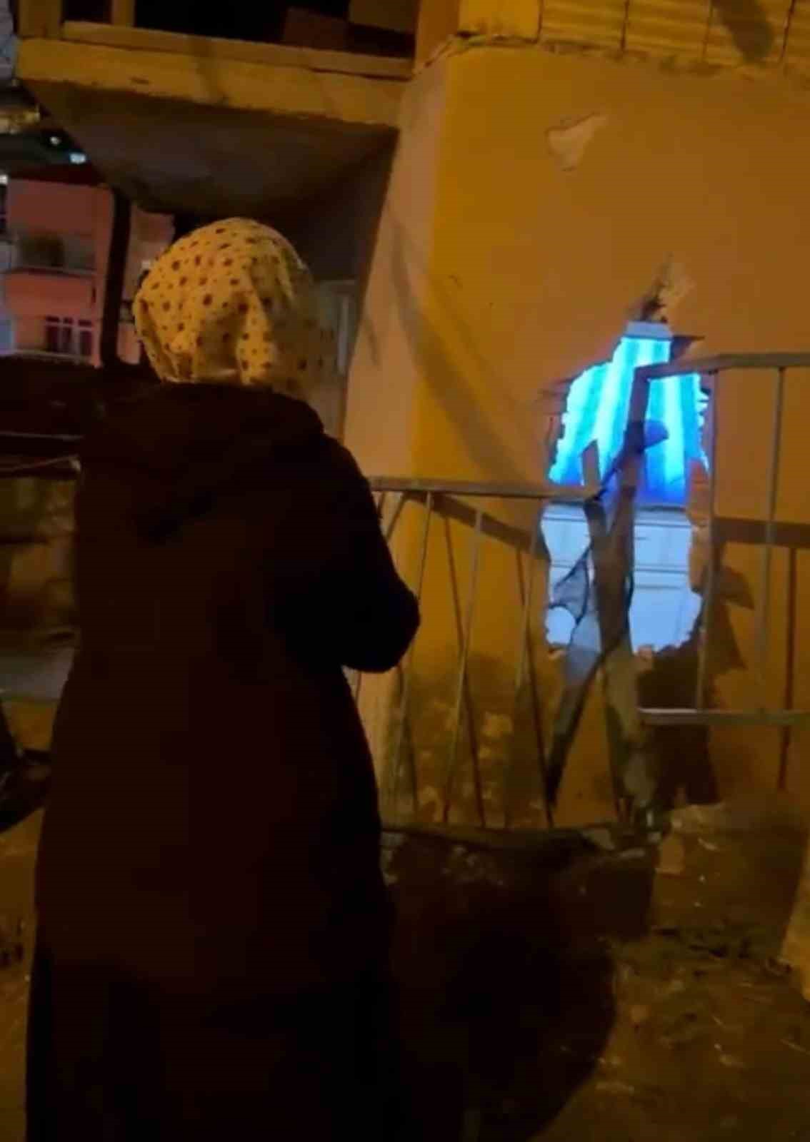 Evinde otururken, kamyonetin çarptığı duvarın altında kalarak yaralandı
