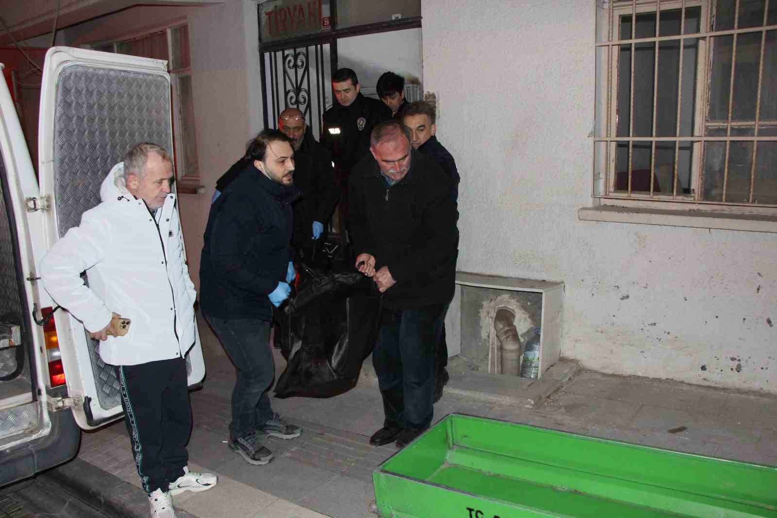 Evinde sahte içki içti, saatler sonra ölü bulundu
