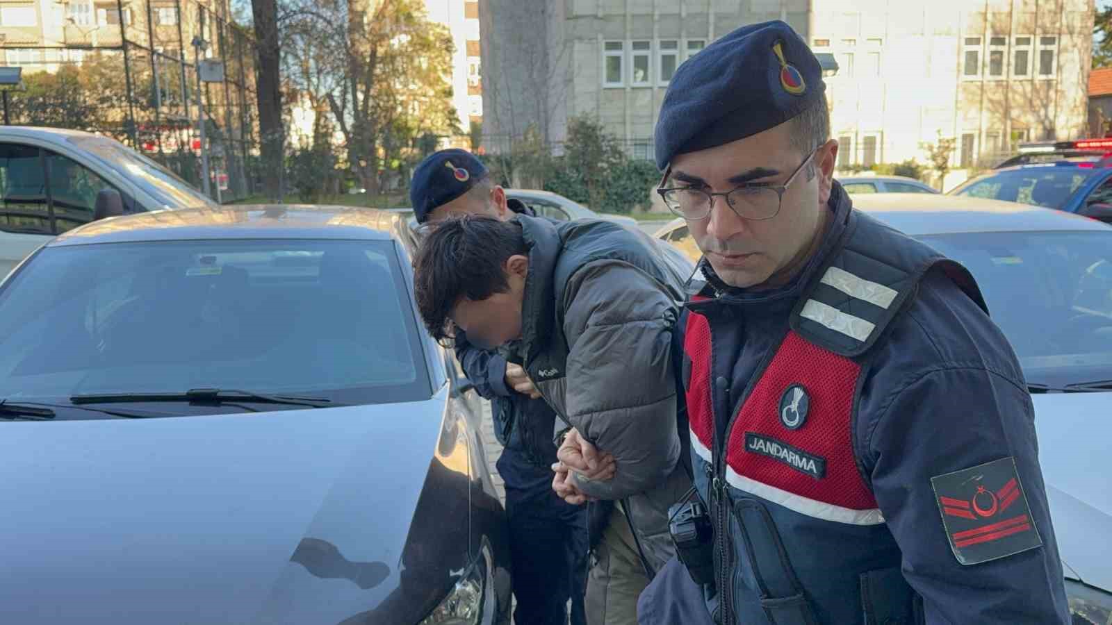 Evinde uyuşturucu ve silahla yakalanan şahıs adliyeye sevk edildi
