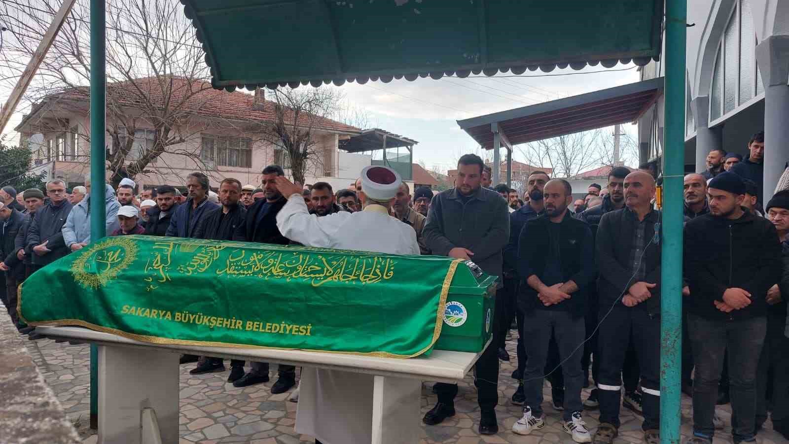 Evinden 20 kamyon çöp çıkarılan yaşlı adam son yolculuğuna uğurlandı
