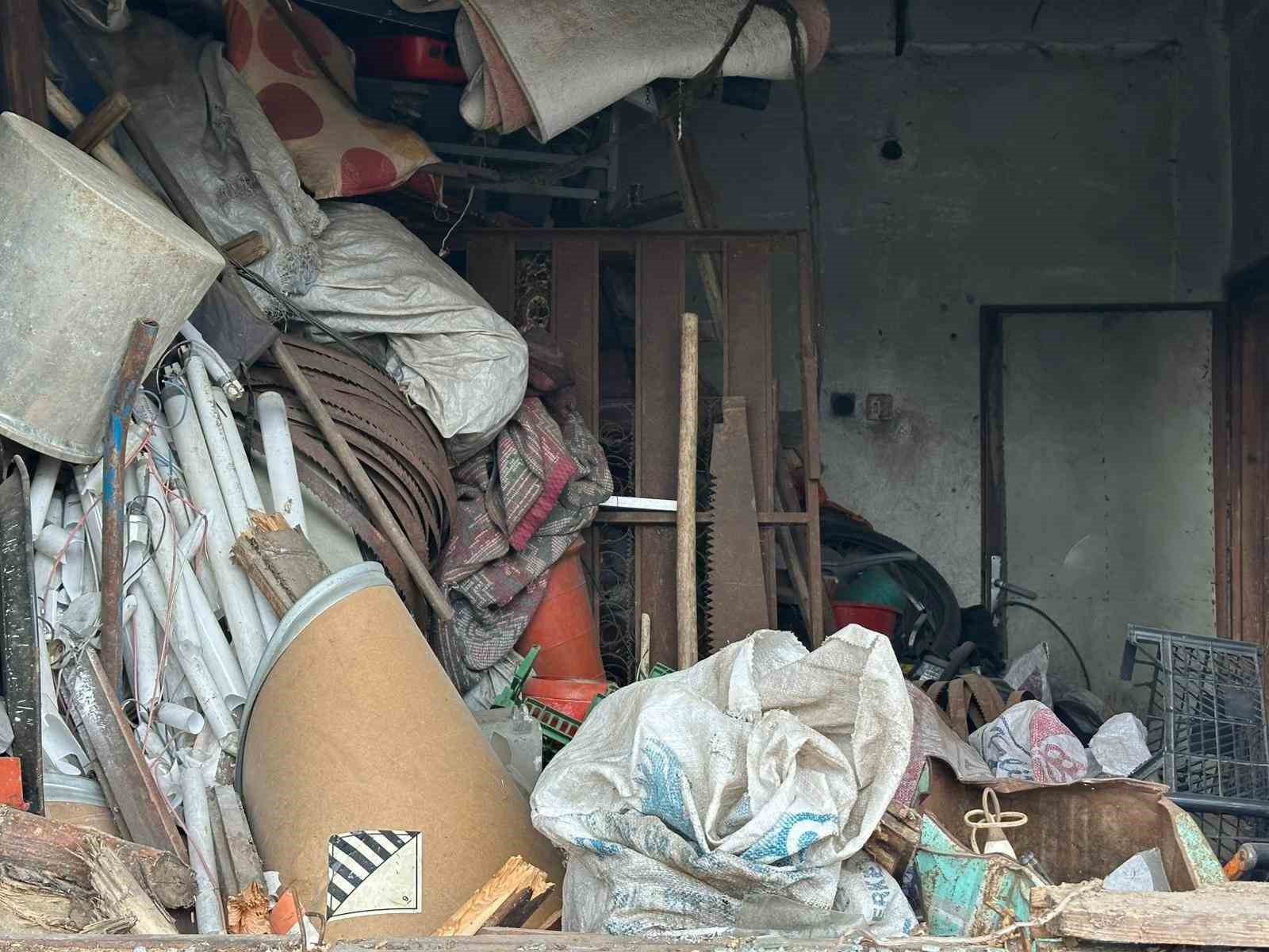 Evinden 20 kamyon çöp çıkarılan yaşlı adam son yolculuğuna uğurlandı
