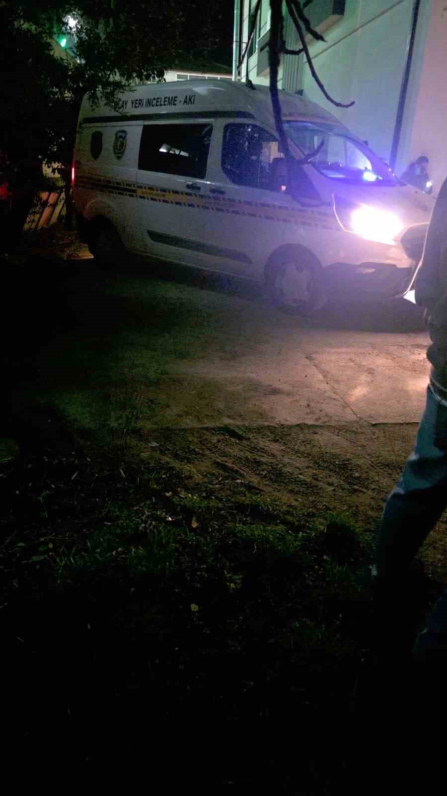 Evinden kamyonlar dolusu çöp çıkarılan 76 yaşındaki adam, çatıdan düşerek hayatını kaybetti
