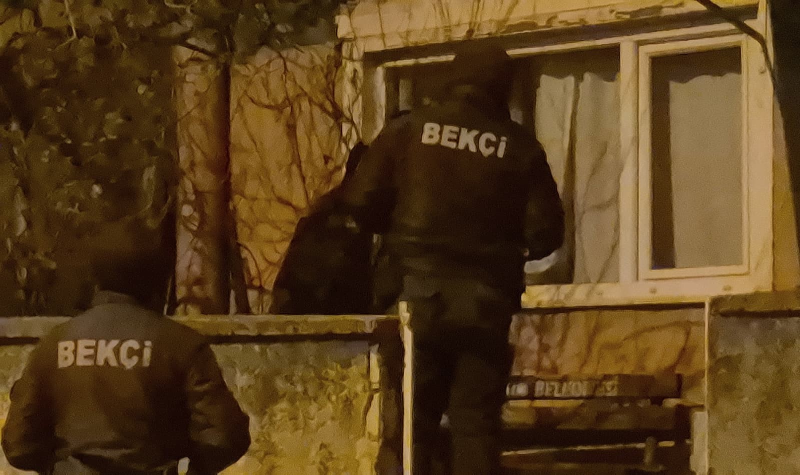 Evine pencereden giren genç, hırsız sanılarak paniğine neden oldu
