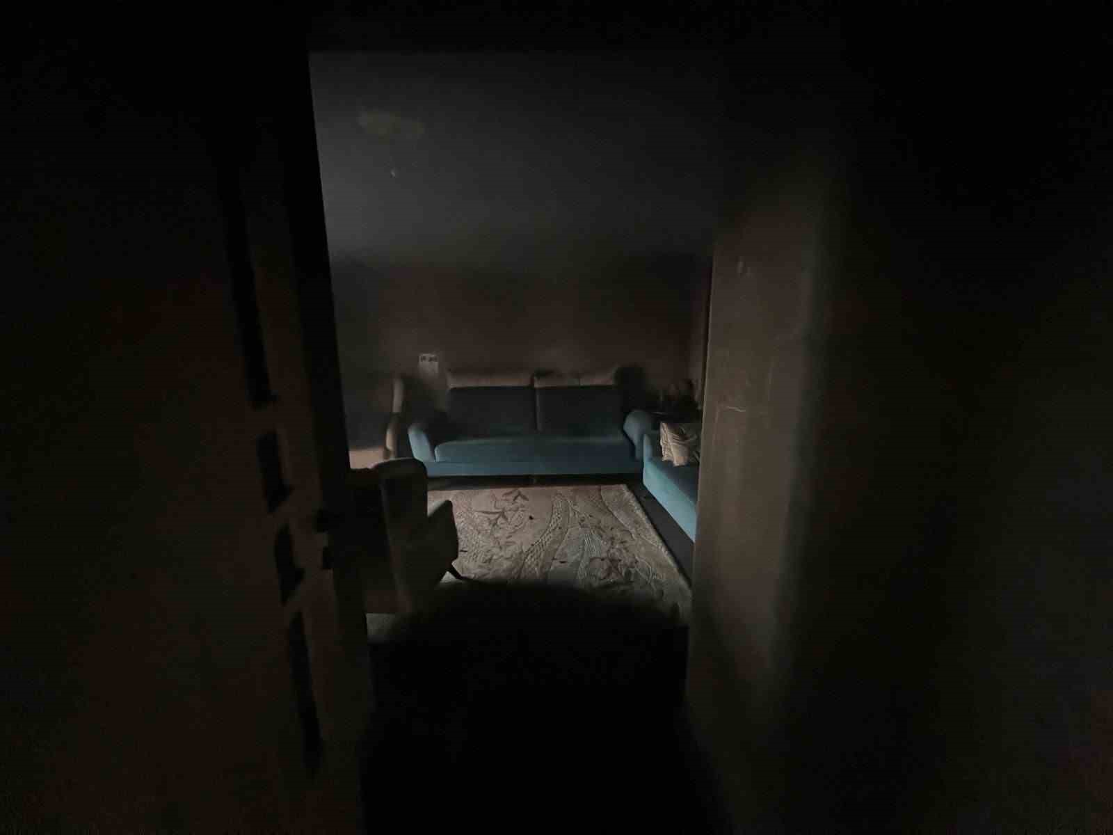 Evini ateşe verdi, kaçarken yakalandı
