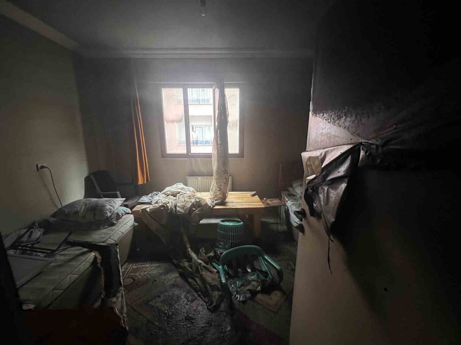 Evini ateşe verdi, kaçarken yakalandı
