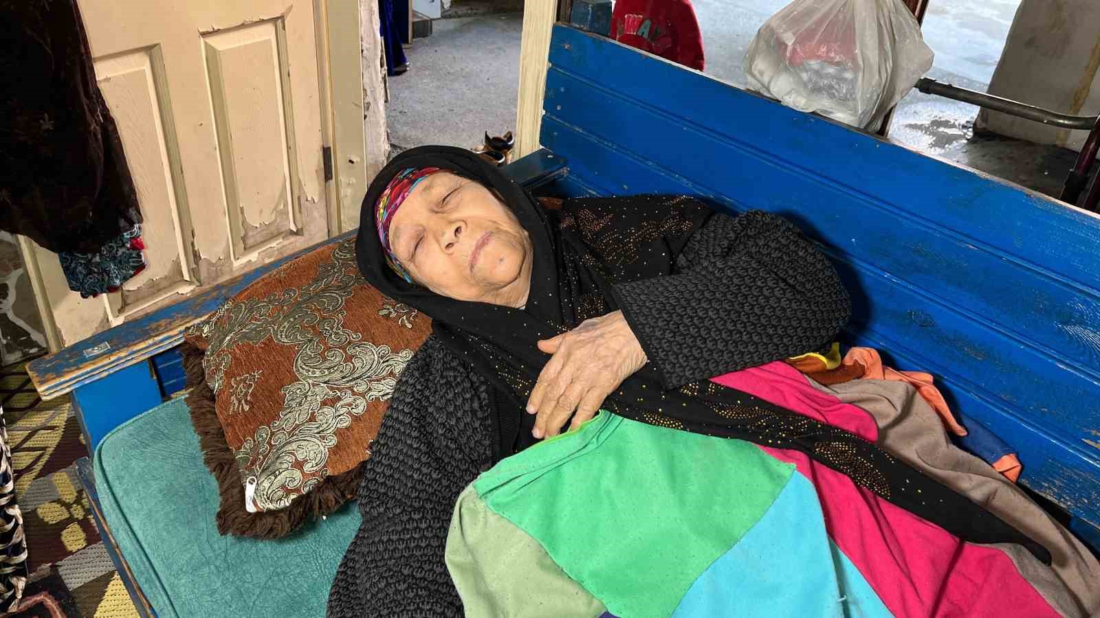 Evini su bastı, kurtulmaya çalışırken düşüp ayağını kırdı
