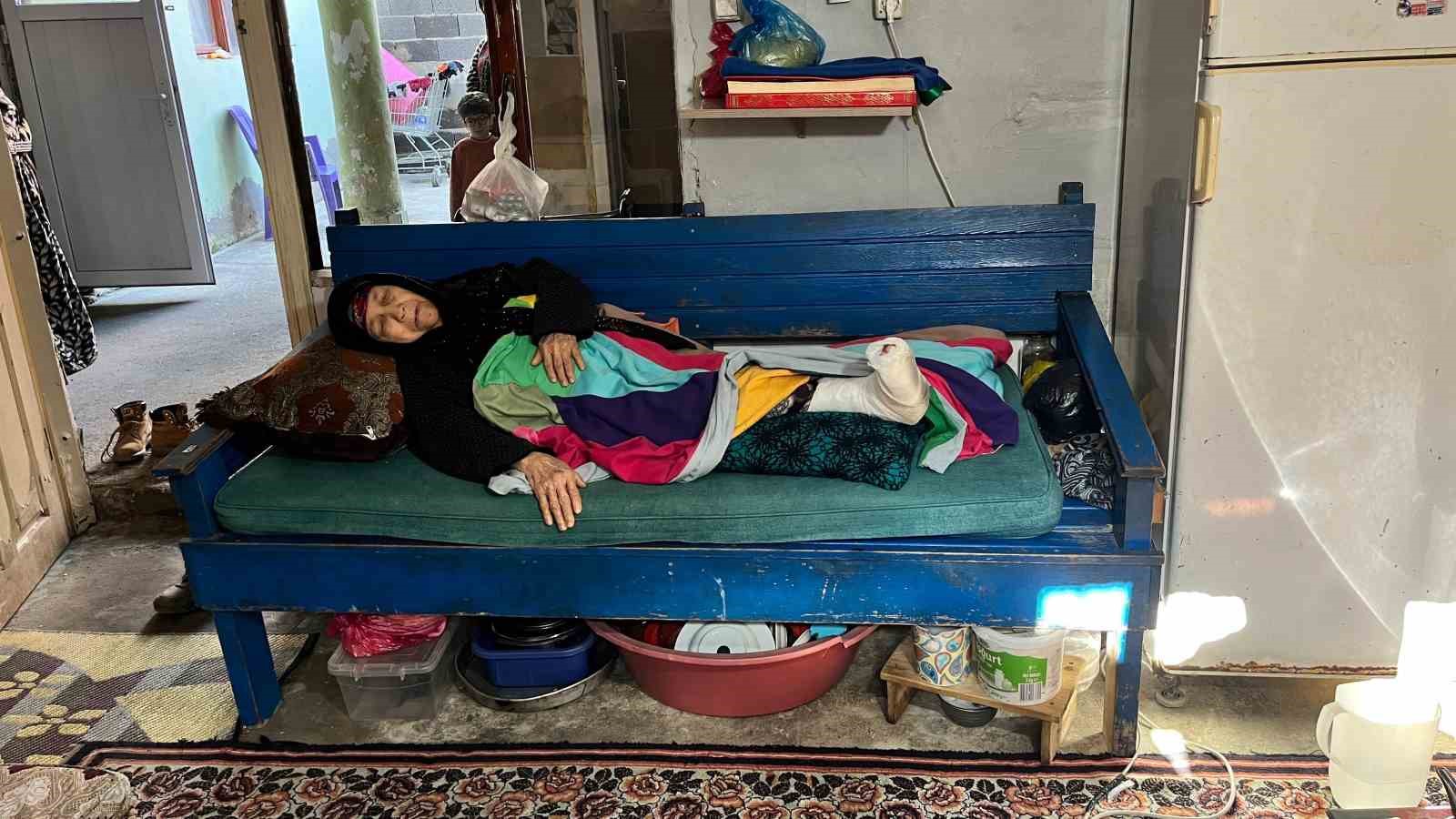 Evini su bastı, kurtulmaya çalışırken düşüp ayağını kırdı
