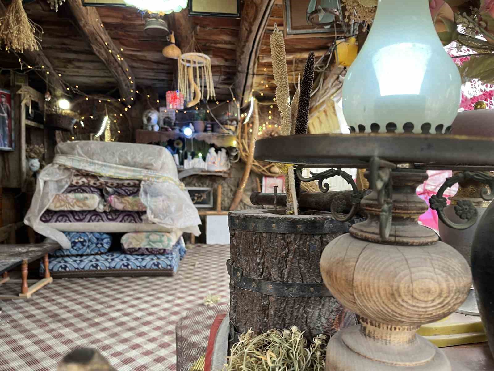 Evinin bahçesini topladığı eşyalarla müzeye çevirdi
