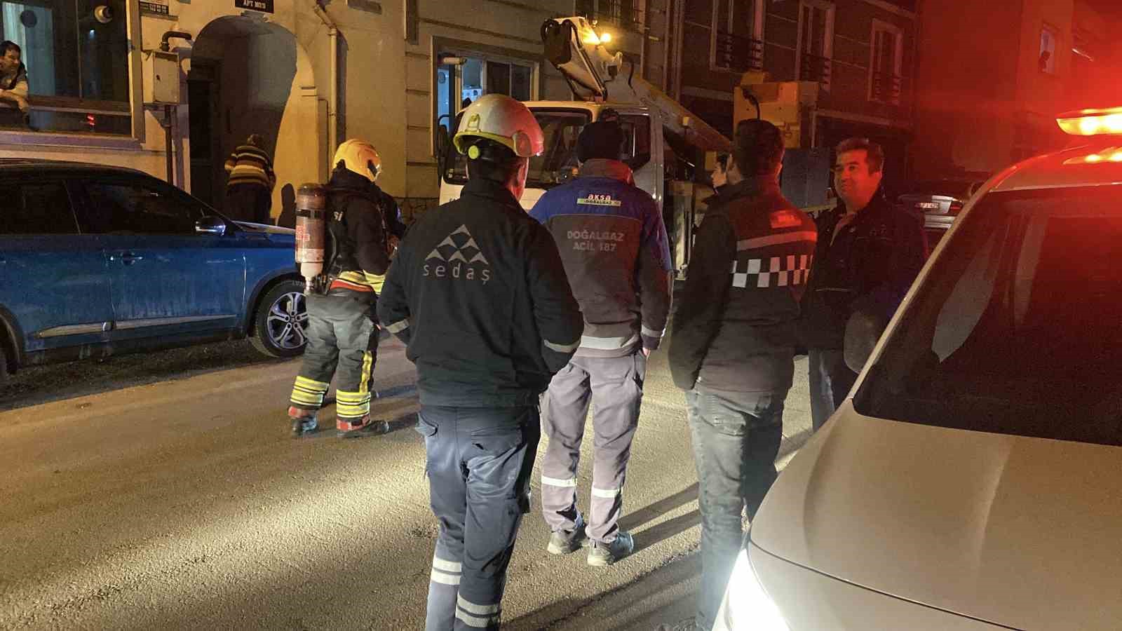 Evinin balkonundan soba borusu çıkarttı, vatandaş yangın var zannetti: Ekipler harekete geçti
