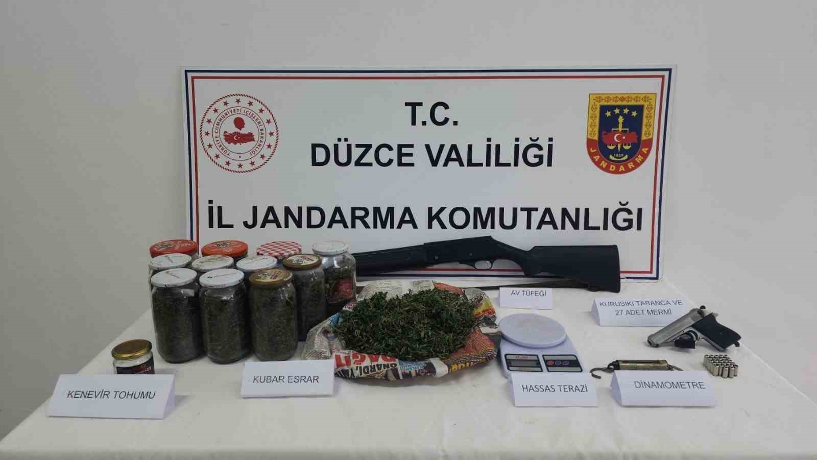 Evinin çatısına kenevir bahçesi kuran 1 şahıs yakalandı
Evinin çatısına kenevir bahçesi kuran 1 şahıs yakalandı