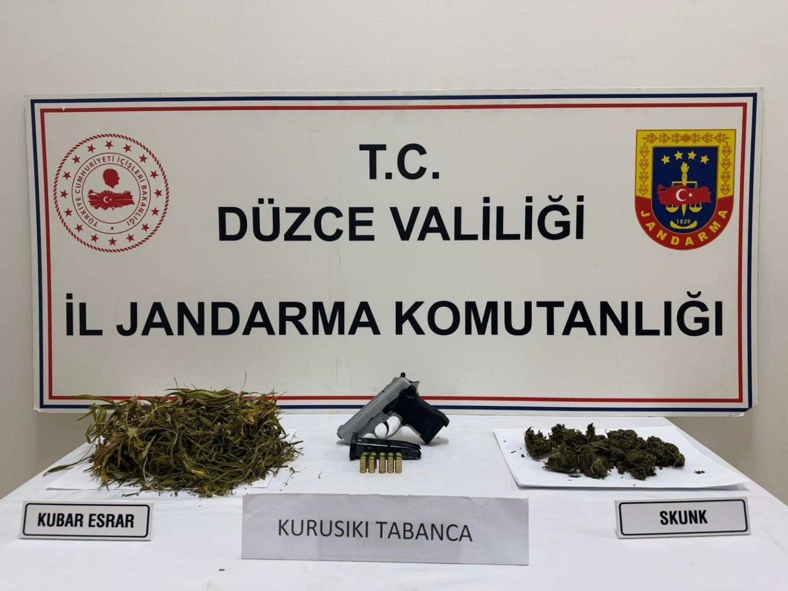 Evinin çatısına kenevir bahçesi kuran 1 şahıs yakalandı
Evinin çatısına kenevir bahçesi kuran 1 şahıs yakalandı