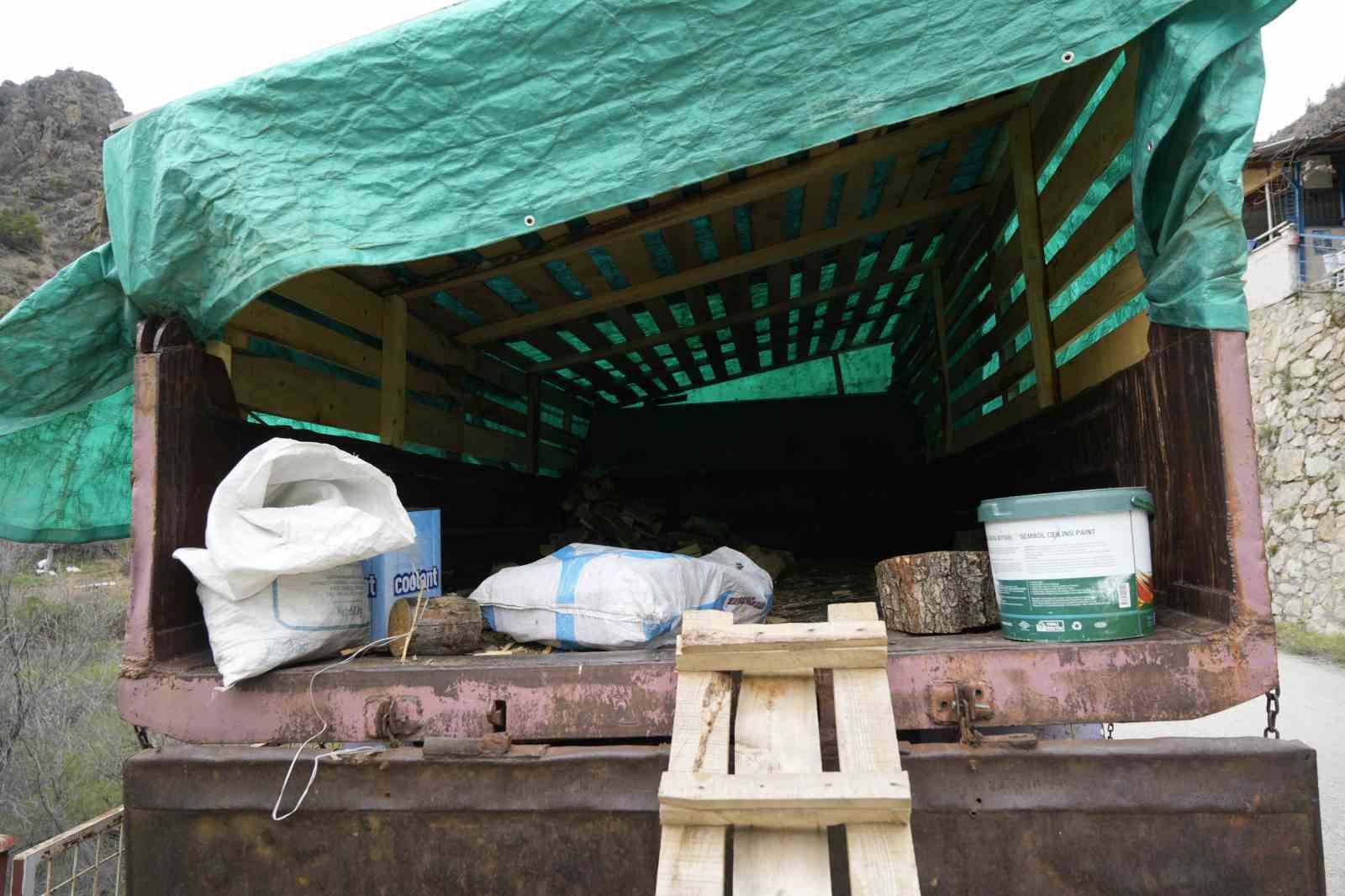 Evinin önünde odunluk olarak kullandığı kamyonu İstanbul’da ceza yedi
