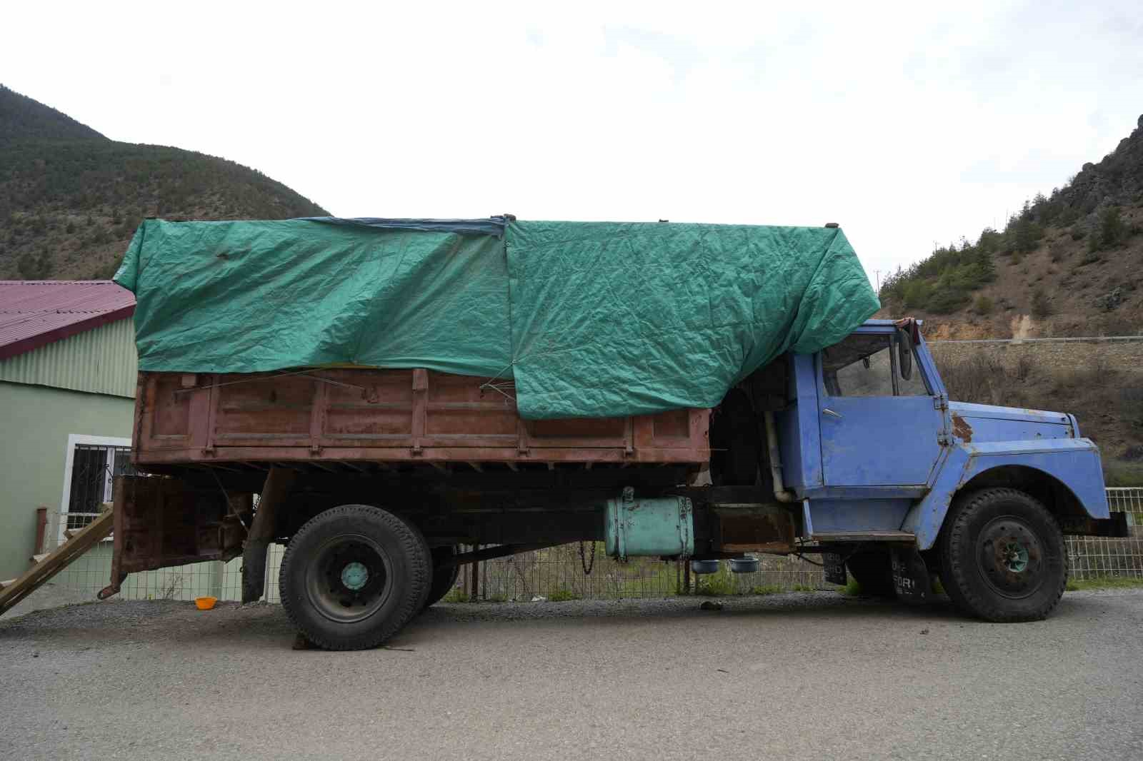Evinin önünde odunluk olarak kullandığı kamyonu İstanbul’da ceza yedi
