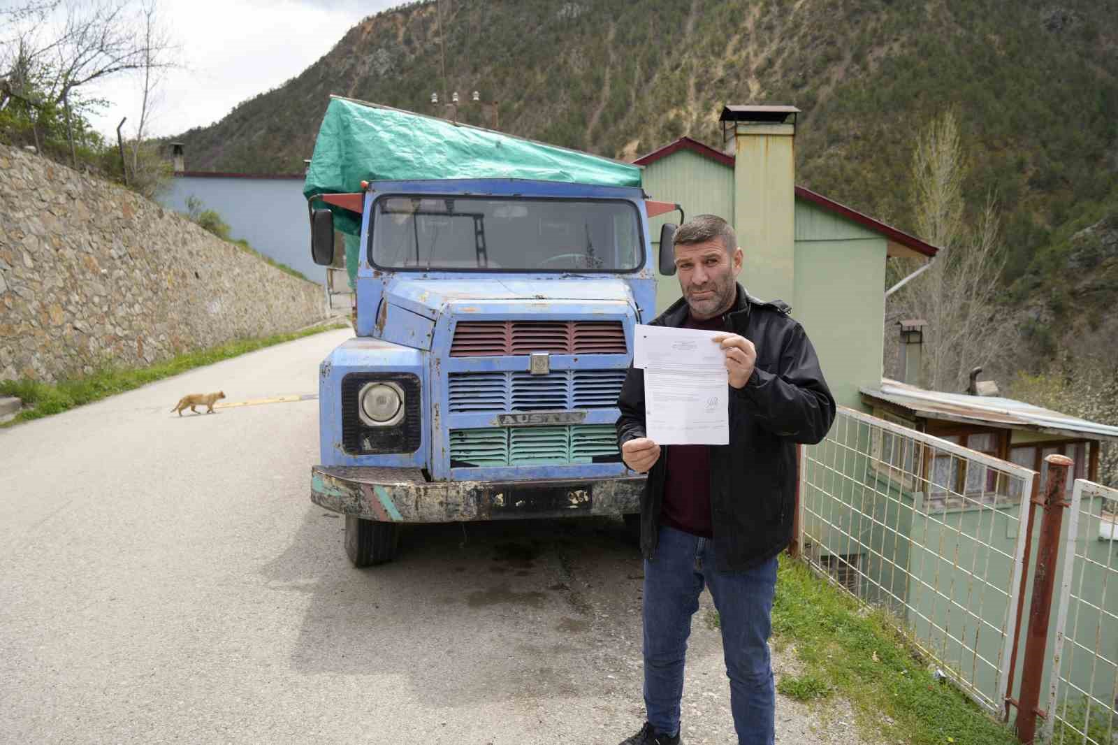 Evinin önünde odunluk olarak kullandığı kamyonu İstanbul’da ceza yedi
