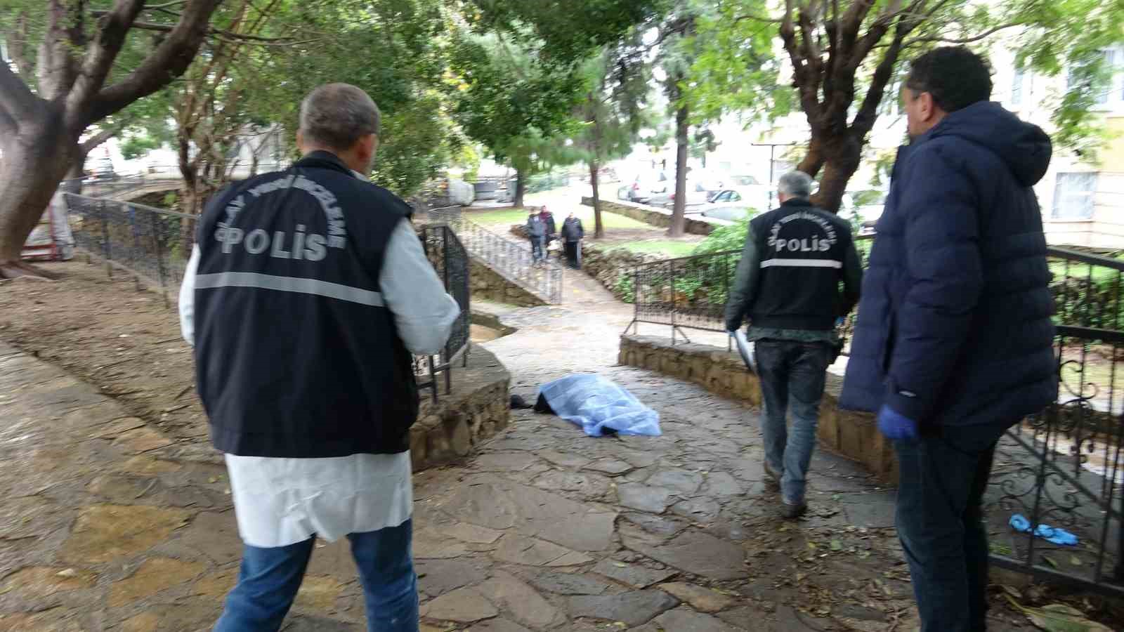 Evinin önündeki parkta ölü bulundu
