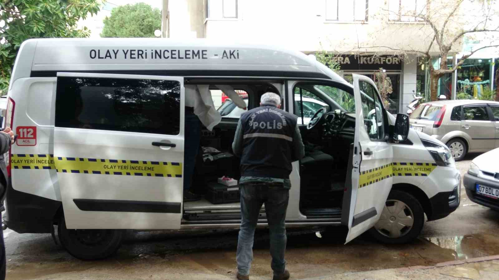 Evinin önündeki parkta ölü bulundu

