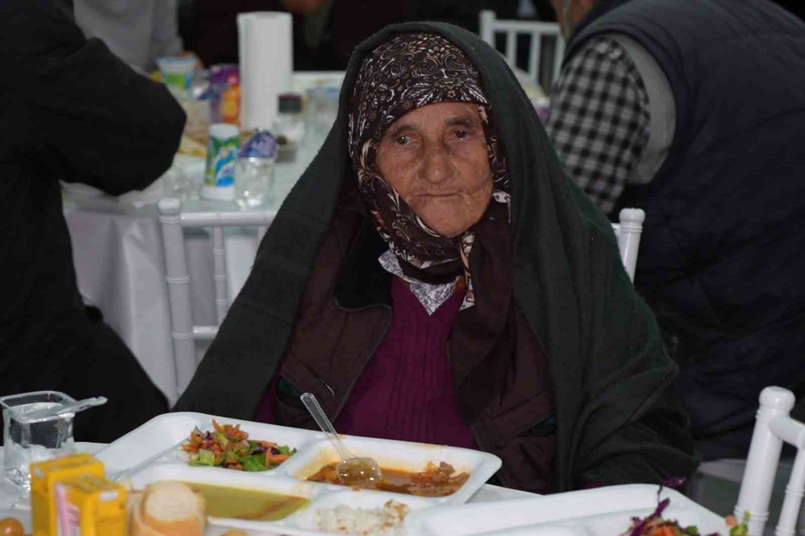 Evlerde yemek pişmiyor, köy halkı ortak sofrada iftar yapıyor
