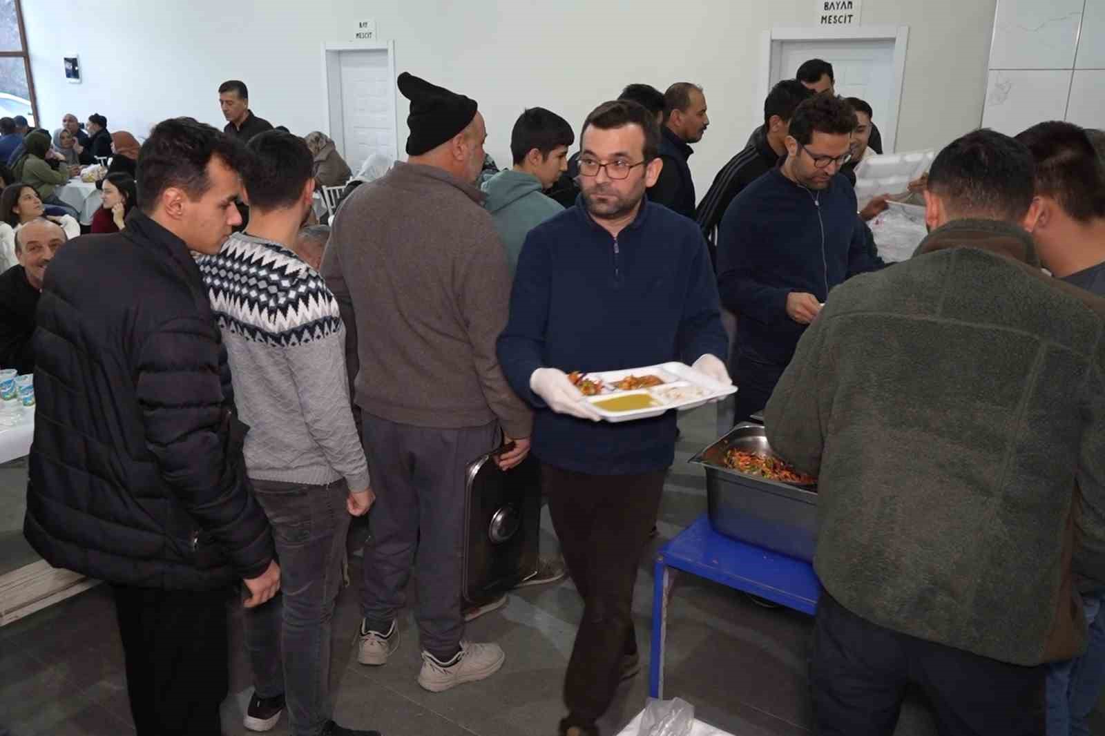 Evlerde yemek pişmiyor, köy halkı ortak sofrada iftar yapıyor
