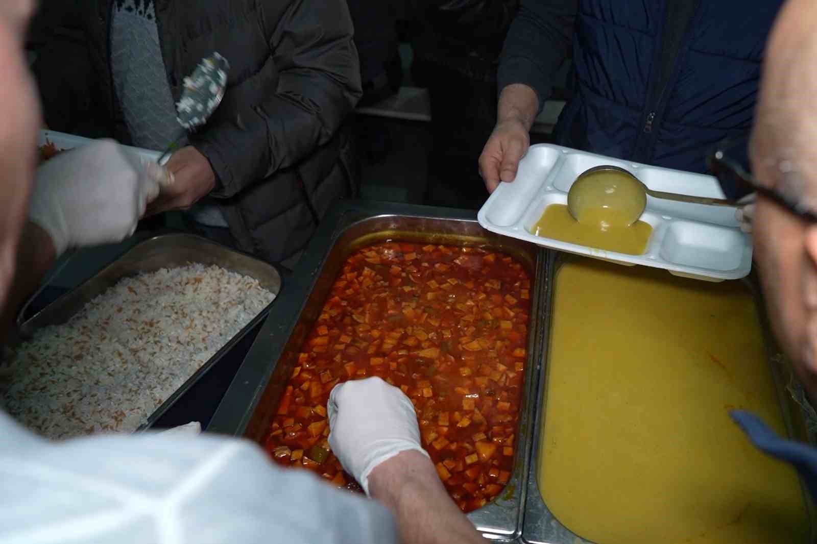 Evlerde yemek pişmiyor, köy halkı ortak sofrada iftar yapıyor
