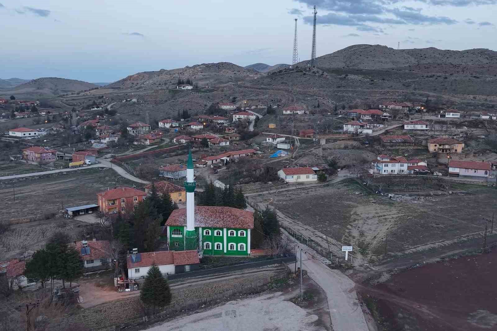 Evlerde yemek pişmiyor, köy halkı ortak sofrada iftar yapıyor
