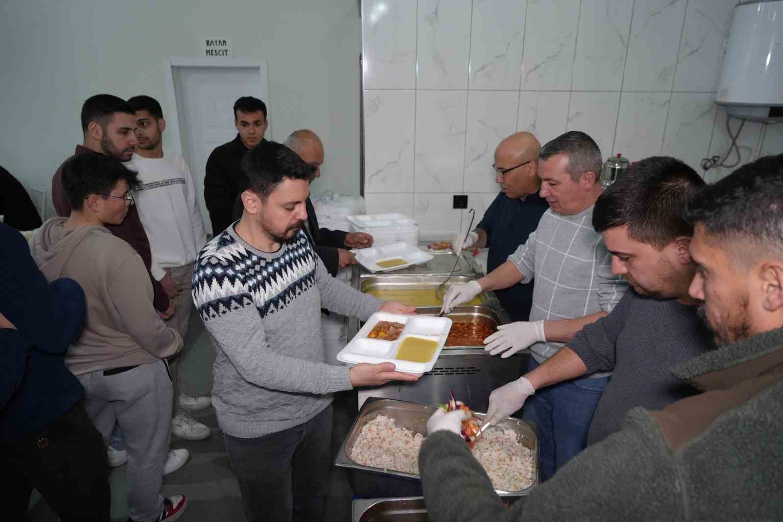Evlerde yemek pişmiyor, köy halkı ortak sofrada iftar yapıyor
