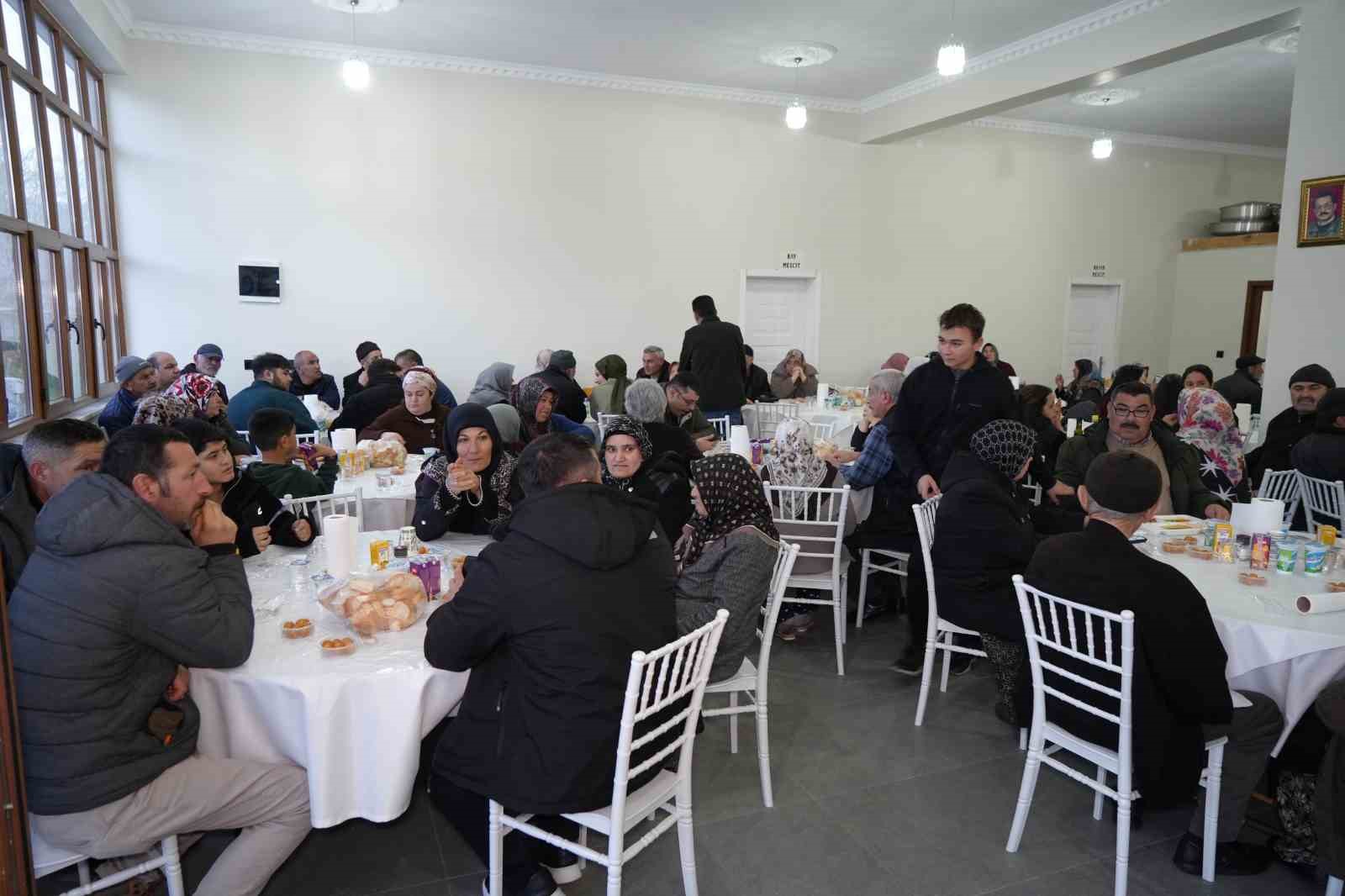 Evlerde yemek pişmiyor, köy halkı ortak sofrada iftar yapıyor
