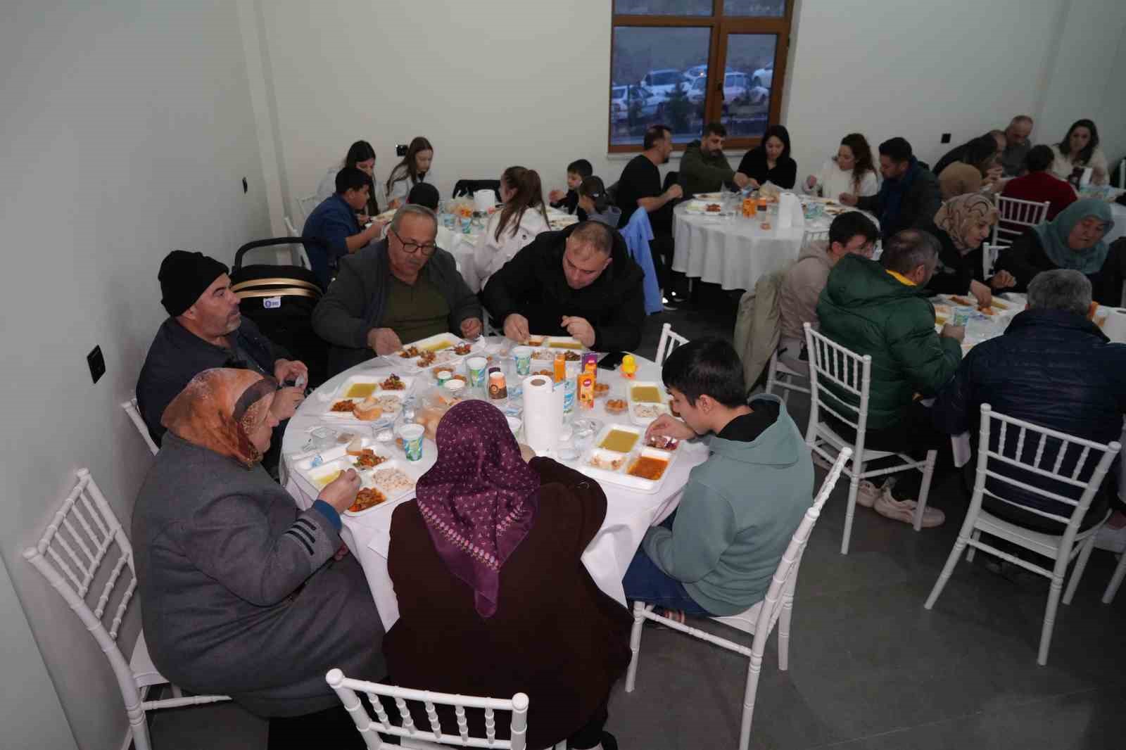 Evlerde yemek pişmiyor, köy halkı ortak sofrada iftar yapıyor
