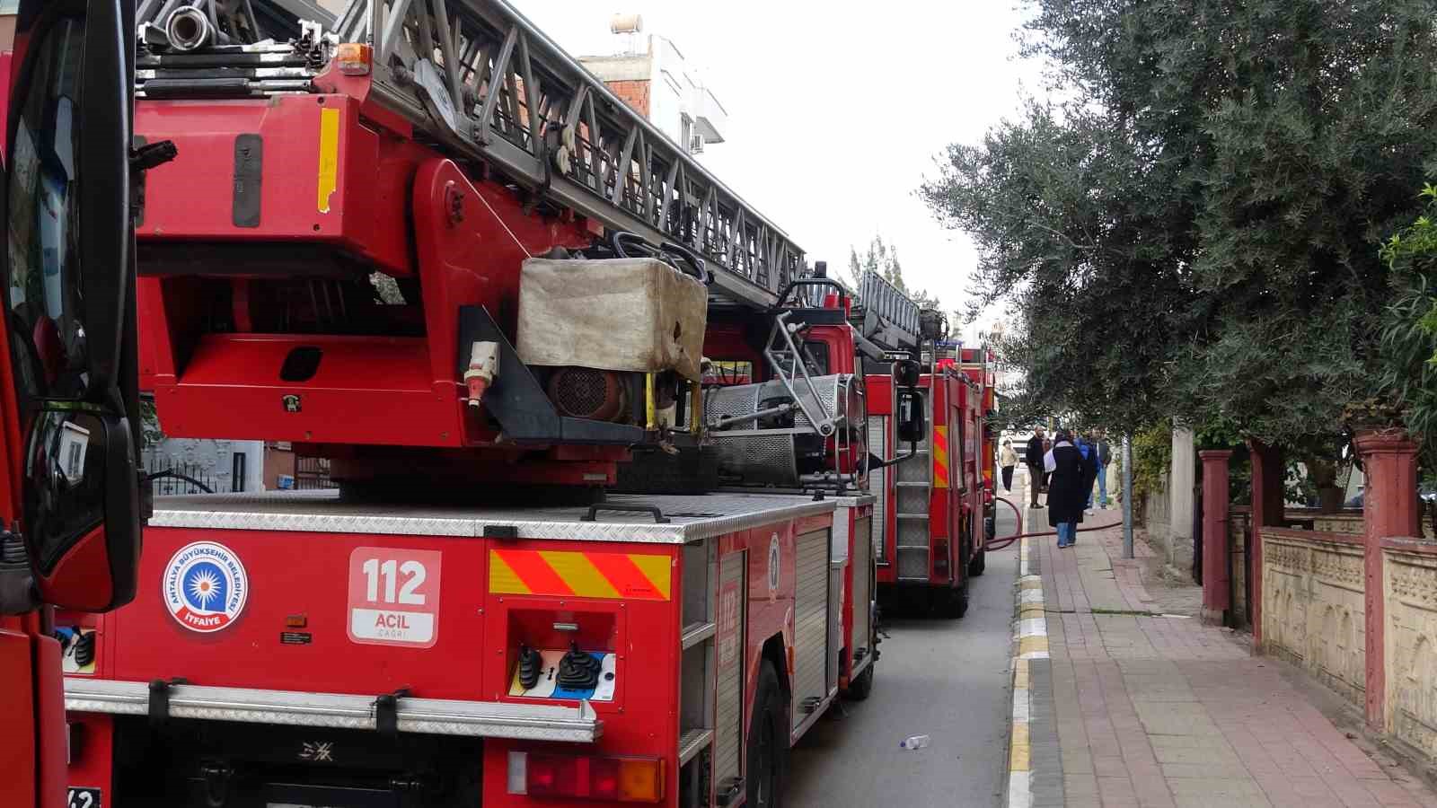 Evleri yanan genç kızı anne ve babası sarılarak teselli etti
