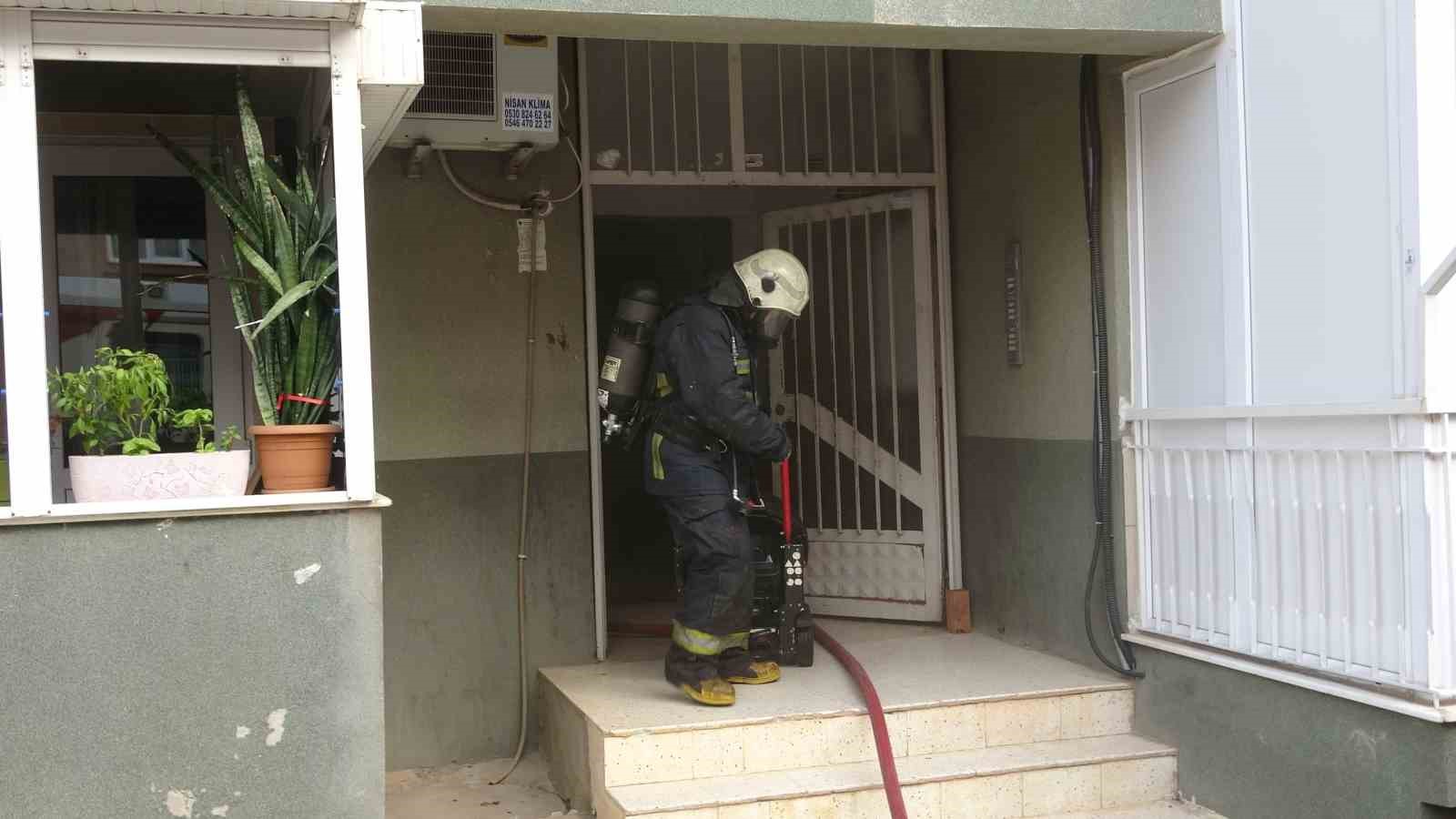 Evleri yanan genç kızı anne ve babası sarılarak teselli etti
