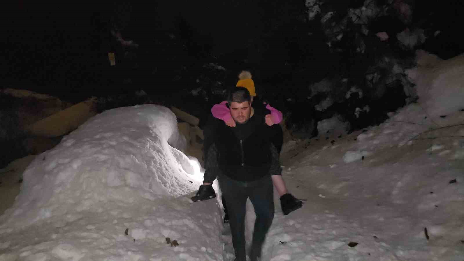 Evlerinde mahsur kalan engelli anne ve kızı ekiplerce kurtarıldı
