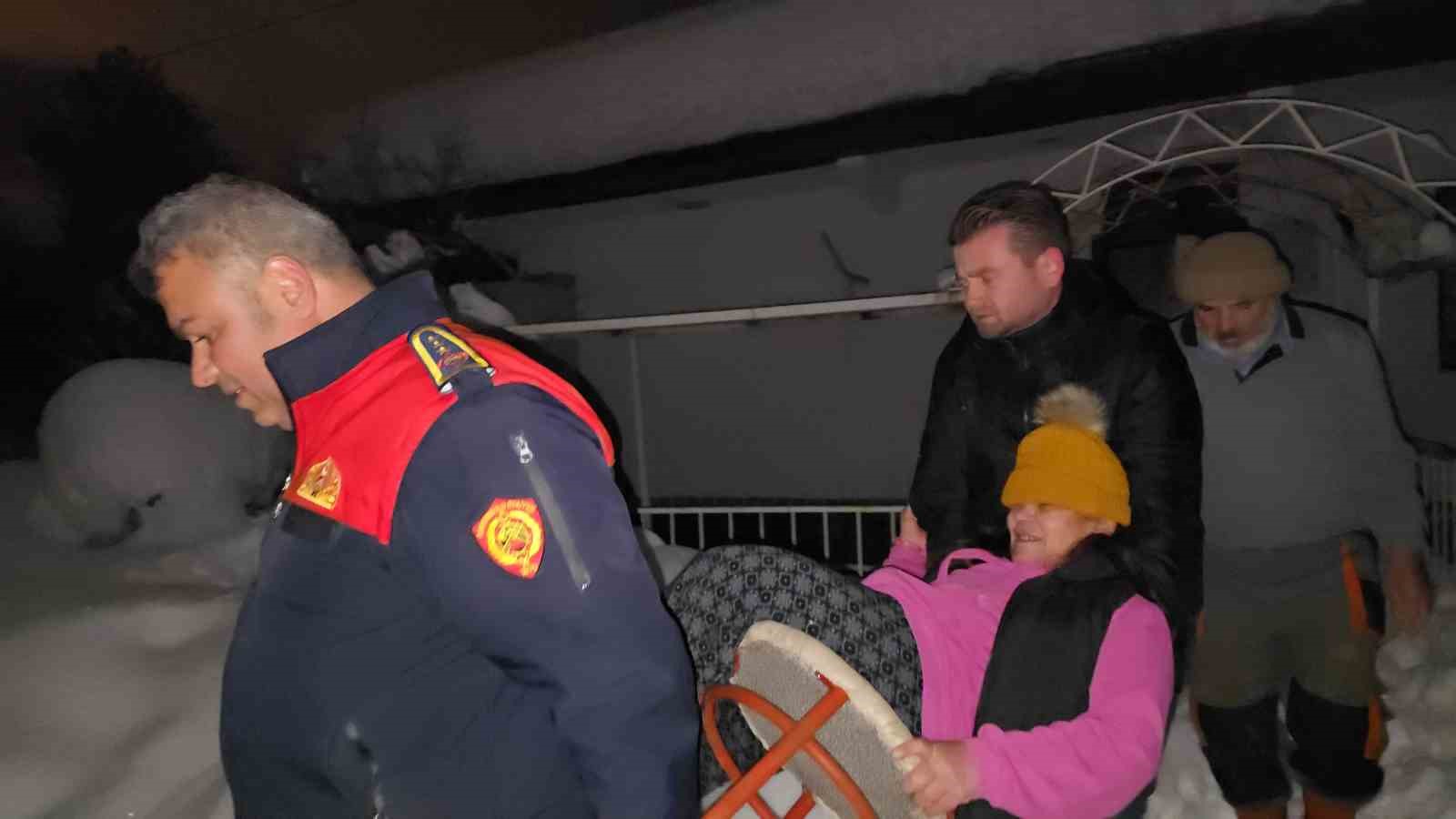 Evlerinde mahsur kalan engelli anne ve kızı ekiplerce kurtarıldı
