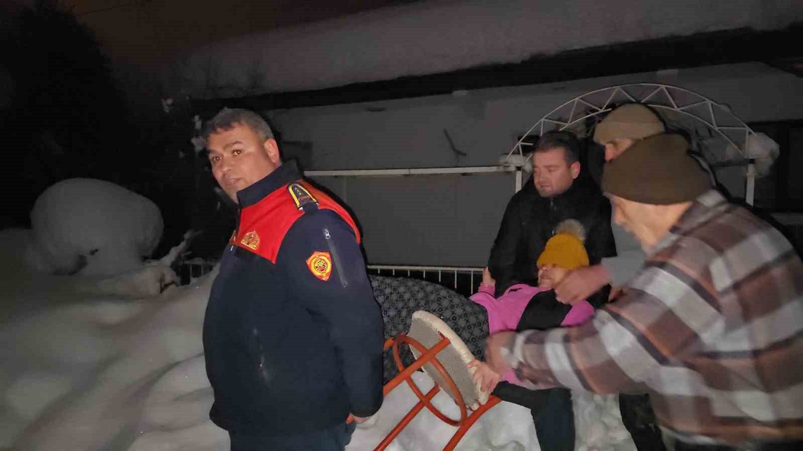 Evlerinde mahsur kalan engelli anne ve kızı ekiplerce kurtarıldı
