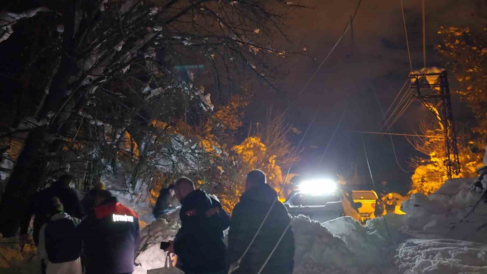 Evlerinde mahsur kalan engelli anne ve kızı ekiplerce kurtarıldı
