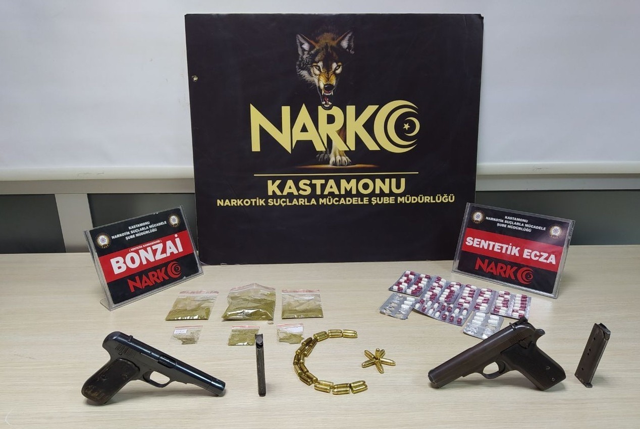 Evlerinde uyuşturucuyla yakalanan 3 sanık, 22’şer yıl hapis cezasına çarptırıldı
