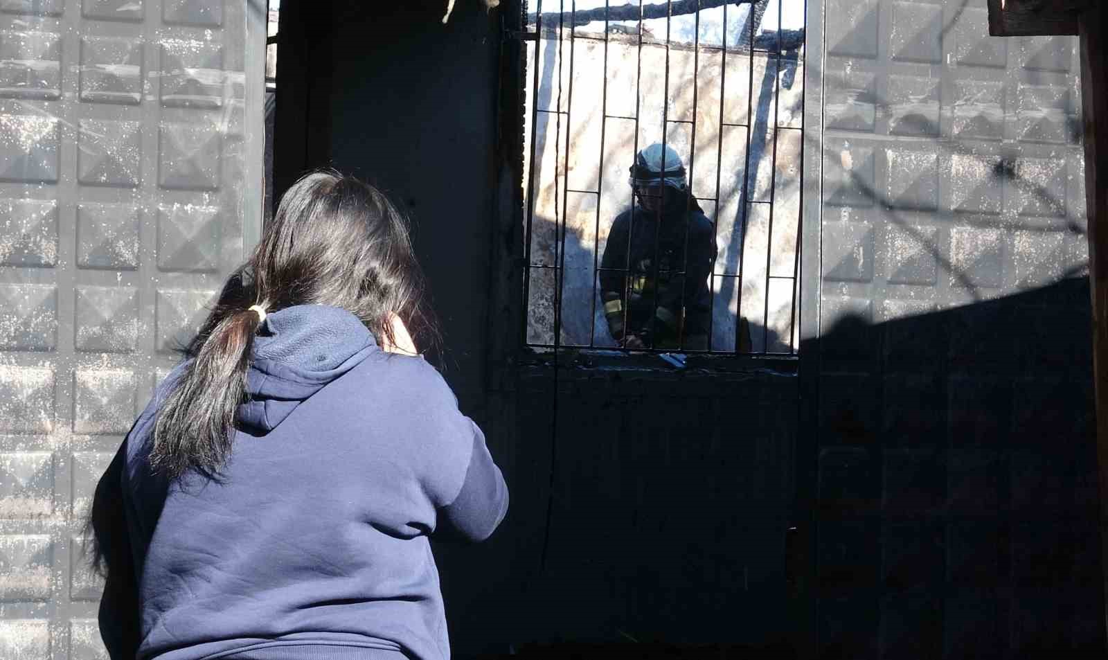 Evlerinin yanışını gözyaşları içinde izledi
