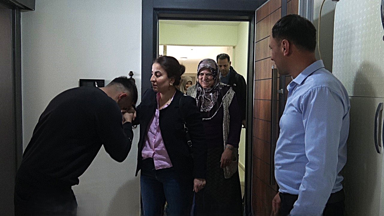 ’Evsizlik kötü’ diyen depremzede, bayramını ailesiyle TOKİ’deki yuvasında geçirdi
