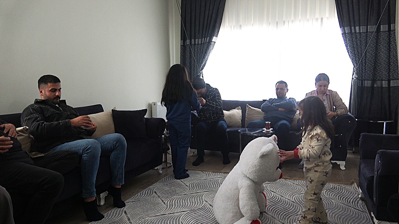 ’Evsizlik kötü’ diyen depremzede, bayramını ailesiyle TOKİ’deki yuvasında geçirdi
